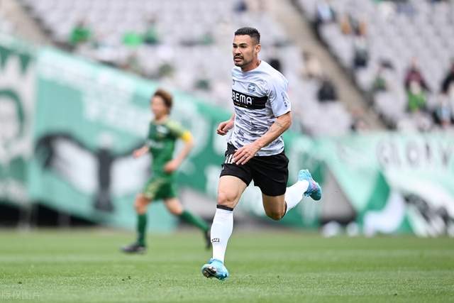 梅西社交媒体晒图 球场边悠闲喝茶发型梦回2018